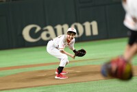 投球を終えた百田夏菜子。