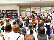 First placeの路上ライブの様子。（写真提供：ビーイング）