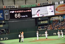 66km/hという球速を記録した百田夏菜子。