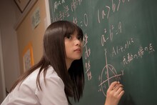 映画「あの頃、君を追いかけた」メイキングスチール。教室での撮影に挑む齋藤飛鳥。 (c)「あの頃、君を追いかけた」フィルムパートナーズ