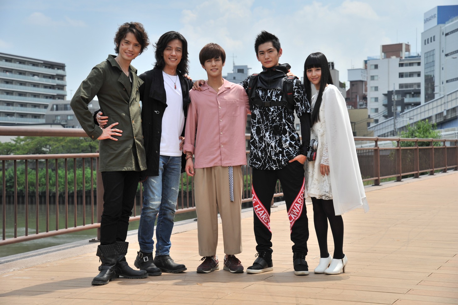 左から村上幸平、半田健人、奥野壮、押田岳、大幡しえり。(c)2018 石森プロ・テレビ朝日・ADK・東映