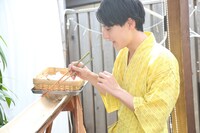 そうめんを流すユースケ。