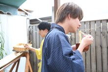 流しそうめん中の（手前から）カイ、ユースケ。