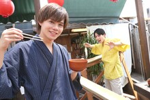 流しそうめんを楽しむカイとユースケ。