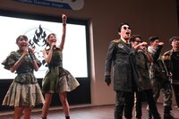 ライブ出演依頼をRADIO FISH快諾され喜ぶ咲良菜緒（左端）と秋本帆華（左から2番目）。