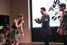 左から咲良菜緒、秋本帆華、NAKATA、SHINGO。