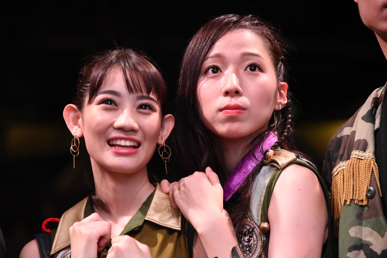 左から秋本帆華（チームしゃちほこ）、大黒柚姫（チームしゃちほこ）。