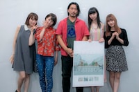 左からSHOWROOMの番組に出演した西潟茉莉奈、山田野絵、長谷井宏紀監督、荻野由佳、加藤美南。
