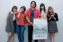 左からSHOWROOMの番組に出演した西潟茉莉奈、山田野絵、長谷井宏紀監督、荻野由佳、加藤美南。