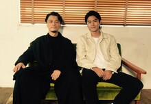 左からKREVA、稲葉友。