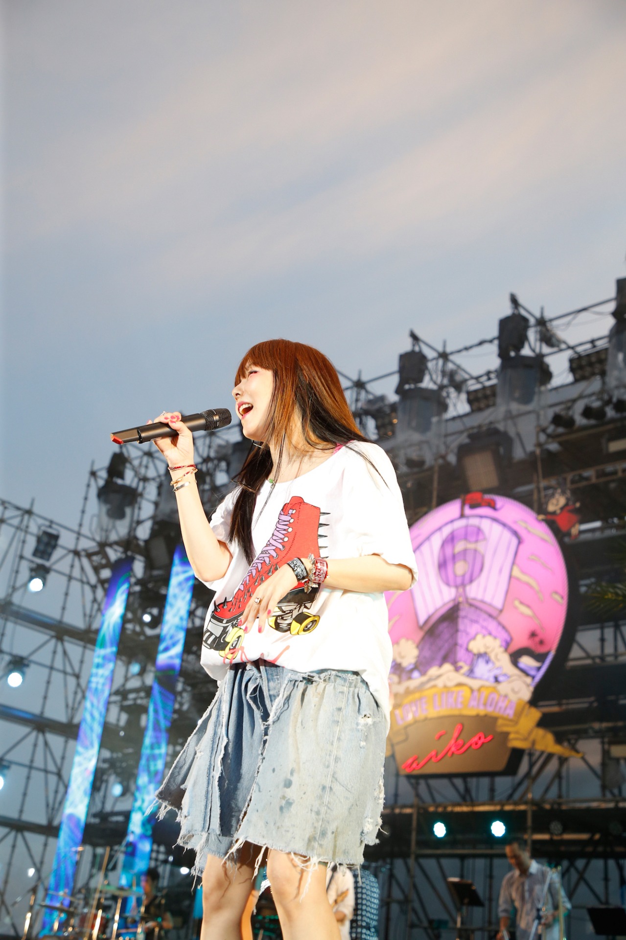 人気画像7位は「aiko、サザンビーチでボロボロになるまで楽しんだ6回目の『Love Like Aloha』」より、aiko「Love Like Aloha vol.6」の様子。（撮影：岡田貴之）