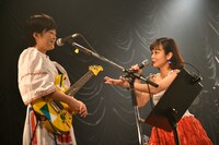 口ごもる弓木英梨乃（左）に詰め寄る吉澤嘉代子（右）。