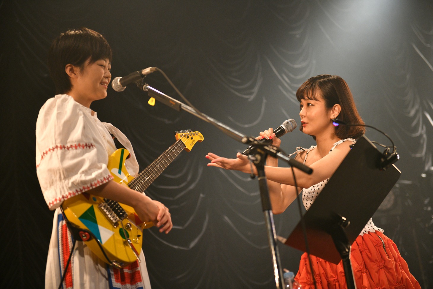 口ごもる弓木英梨乃（左）に詰め寄る吉澤嘉代子（右）。