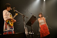 「毛がはみ出てる」と指摘され固まる吉澤嘉代子（右）。