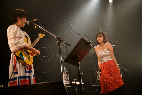 「毛がはみ出てる」と指摘され固まる吉澤嘉代子（右）。