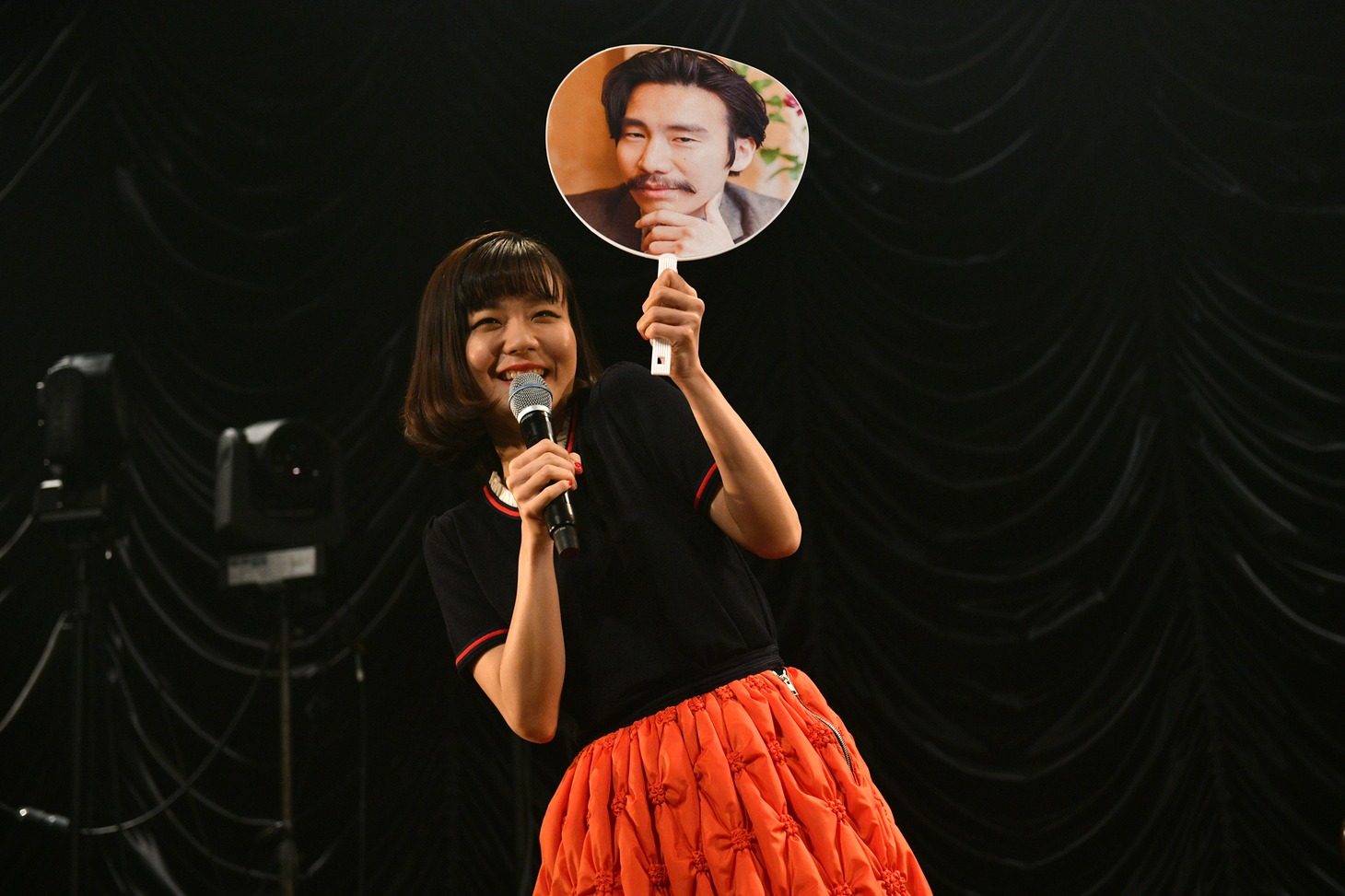 清竜人のうちわを持って登場した吉澤嘉代子。