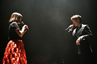 「清 竜人 歌謡祭」で「目が醒めるまで」のデュエットを初披露する吉澤嘉代子（左）と清竜人（右）。