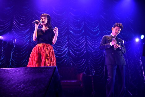 デュエットソング「目が醒めるまで」を初披露する吉澤嘉代子（左）と清竜人（右）。