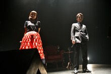 吉澤嘉代子（左）と清竜人（右）。