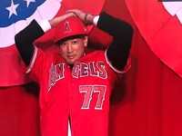 ウソの入団会見に出席した関口メンディー。（写真提供：TBS）