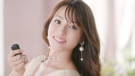 深田恭子が出演するメナード企業CMソングのワンシーン。