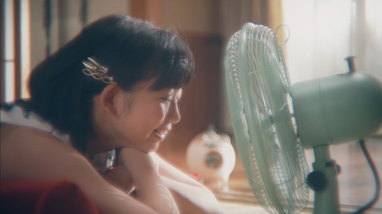 桜エビ～ず「灼熱とアイスクリーム」ミュージックビデオのワンシーン。