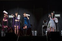 鶴見萌（虹のコンキスタドール）、安藤笑（Jewel Ciel）、沖口優奈（マジカル・パンチライン）からなる「@JAM」のナビゲーターユニットのMEYと、「@JAM EXPO 2018」の総合司会を務めた寺嶋由芙。