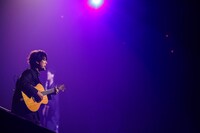 「ライミング予備校」で尾崎豊「卒業」を歌う尾崎裕哉。