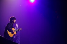 「ライミング予備校」で尾崎豊「卒業」を歌う尾崎裕哉。