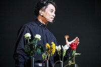 「飛行船」を歌うKREVA。