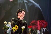 「飛行船」を歌うKREVA。