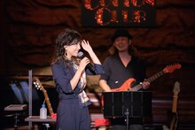 島谷ひとみ「20th ANNIVERSARY LIVE TOUR2018」の様子。（写真提供：avex trax）