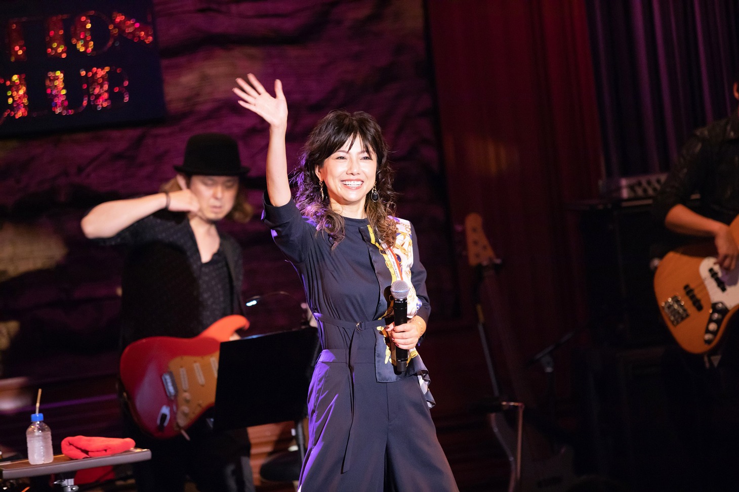 島谷ひとみ「20th ANNIVERSARY LIVE TOUR2018」の様子。（写真提供：avex trax）