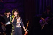 島谷ひとみ「20th ANNIVERSARY LIVE TOUR2018」の様子。（写真提供：avex trax）