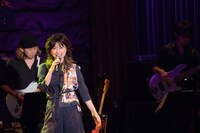 島谷ひとみ「20th ANNIVERSARY LIVE TOUR2018」の様子。（写真提供：avex trax）