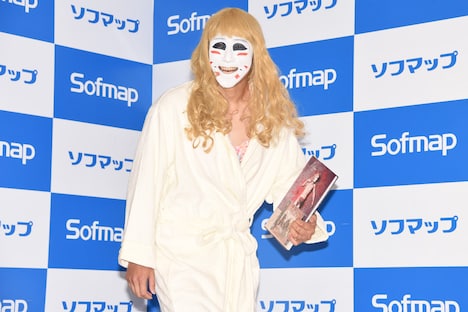 バスローブ姿で登場した樽美酒研二。