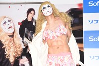 バスローブを脱ぐ樽美酒研二。