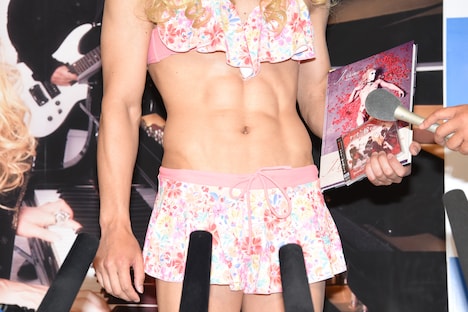 鍛え抜かれた樽美酒研二の腹筋。