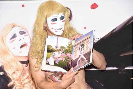 お気に入りの写真を見せる樽美酒研二。