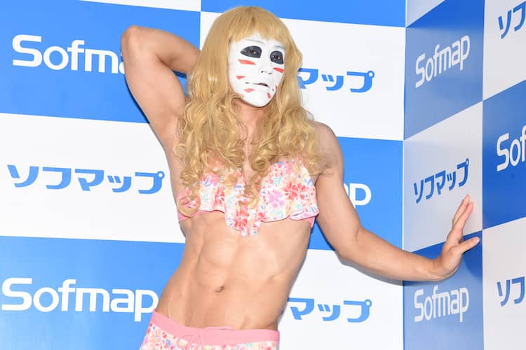 ゴールデンボンバー樽美酒、ピンク水着で腹筋タッチ会「この体をファン 