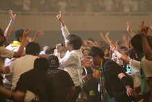 アリーナで歌う三浦大知。