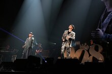 左から絢香、KREVA。