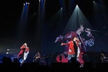 左からKREVA、三浦大知。