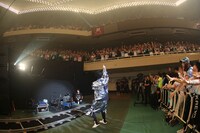 アリーナで歌うKREVA。