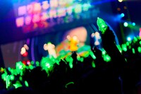 「GReeeeNと不思議のももがたり～おこしにつけたきびだんご～」最終公演の様子。（写真提供：ZEN MUSIC）