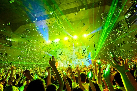 「GReeeeNと不思議のももがたり～おこしにつけたきびだんご～」最終公演の様子。（写真提供：ZEN MUSIC）