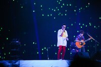 大阪・京セラドームで弾き語りを披露するコブクロ。（写真提供：Warner Music Japan）