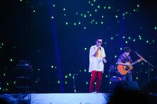 大阪・京セラドームで弾き語りを披露するコブクロ。（写真提供：Warner Music Japan）