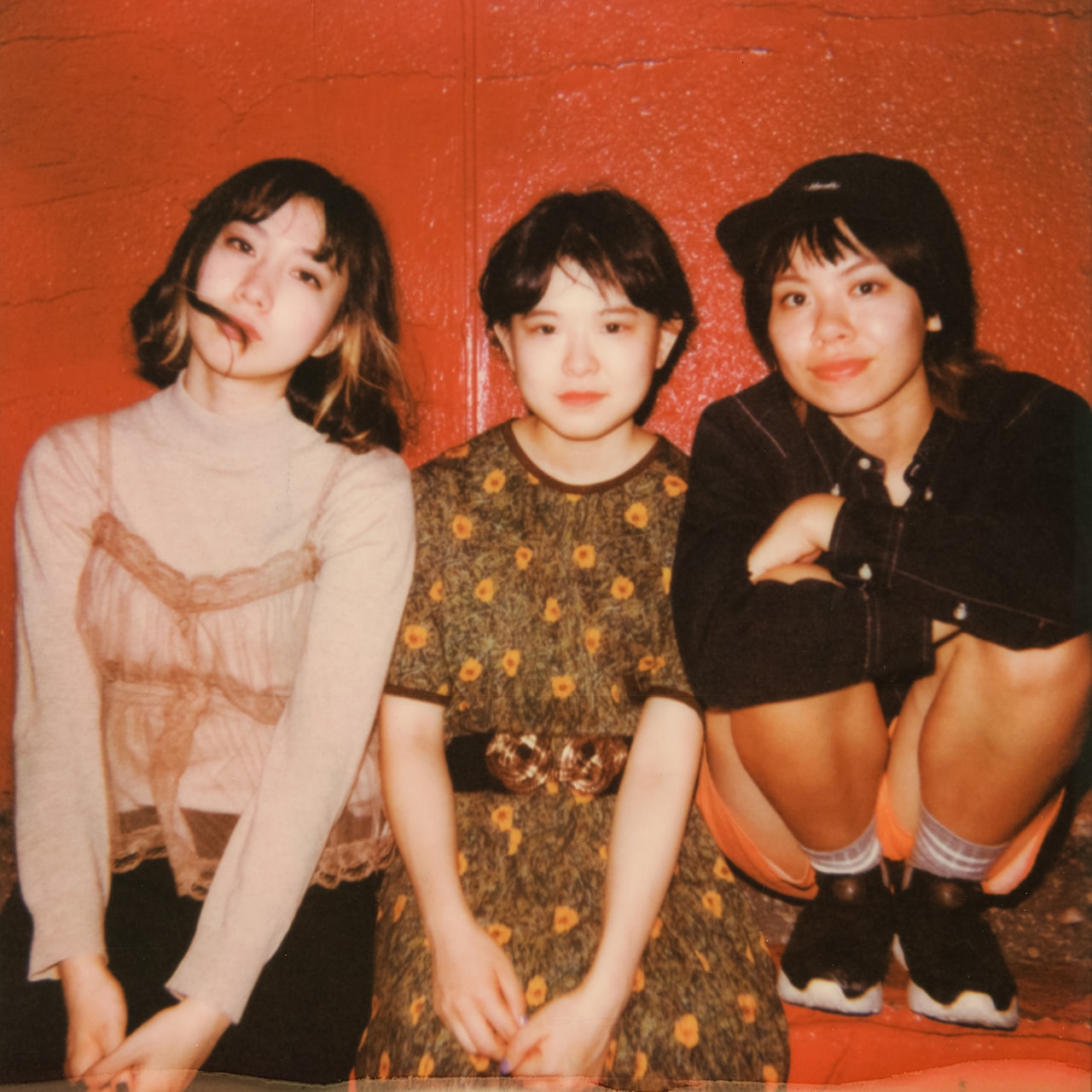 リーガルリリー、3人体制のアーティスト写真と福生が舞台の「overture」MV公開