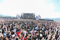 「SPACE SHOWER SWEET LOVE SHOWER 2018」SiMのステージの様子。（撮影：岸田哲平）